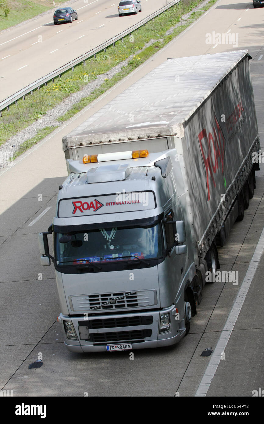 A Road International GMBH LKW-Reisen entlang der Autobahn M20 in Kent, England Stockfoto