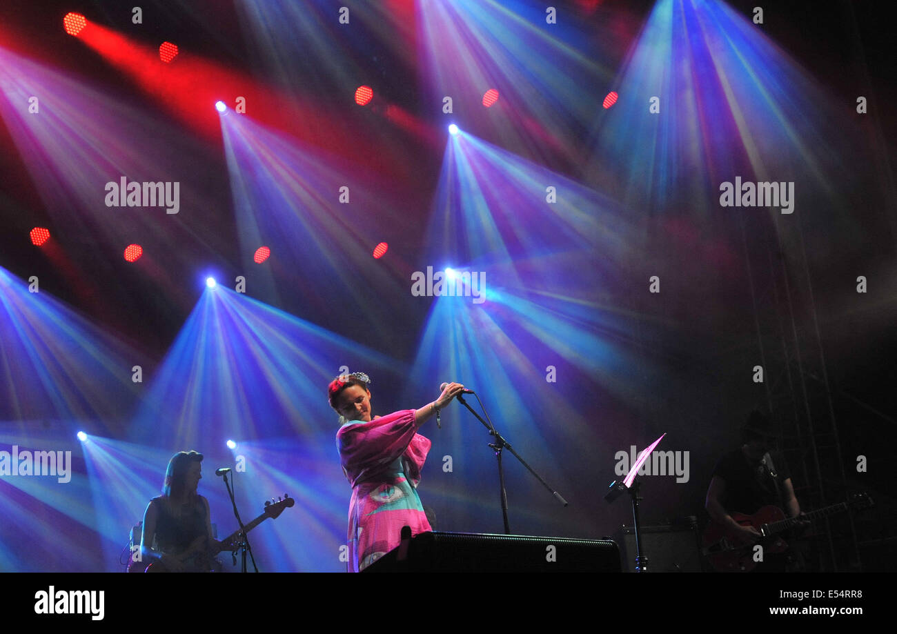 Ostrava, Tschechische Republik. 18. Juli 2014. Isländische Sängerin Emiliana Torrini führt beim Musikfestival Colours of Ostrava in Ostrava, Tschechien, 18. Juli 2014. © Jaroslav Ozana/CTK Foto/Alamy Live-Nachrichten Stockfoto