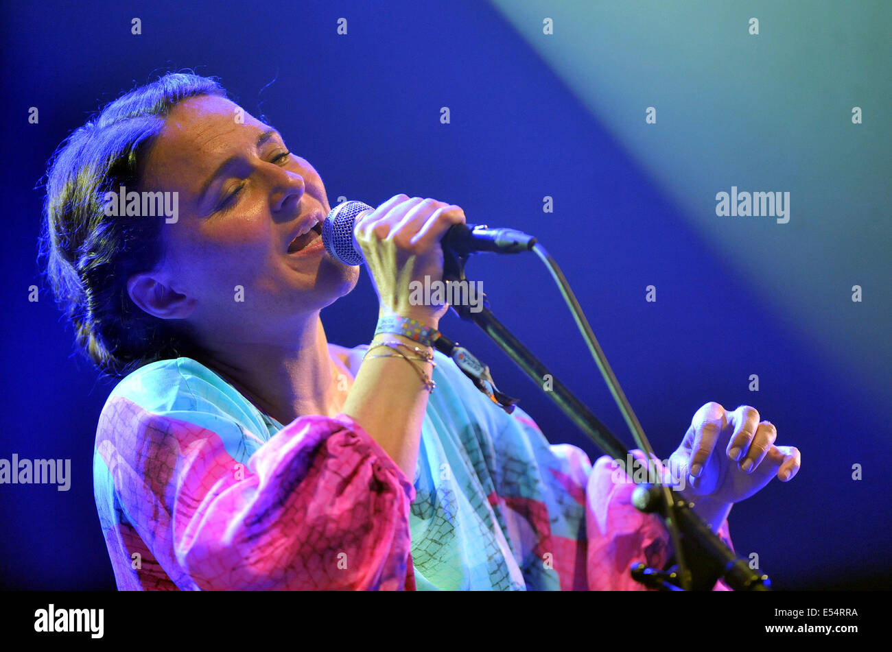 Ostrava, Tschechische Republik. 18. Juli 2014. Isländische Sängerin Emiliana Torrini führt beim Musikfestival Colours of Ostrava in Ostrava, Tschechien, 18. Juli 2014. © Jaroslav Ozana/CTK Foto/Alamy Live-Nachrichten Stockfoto