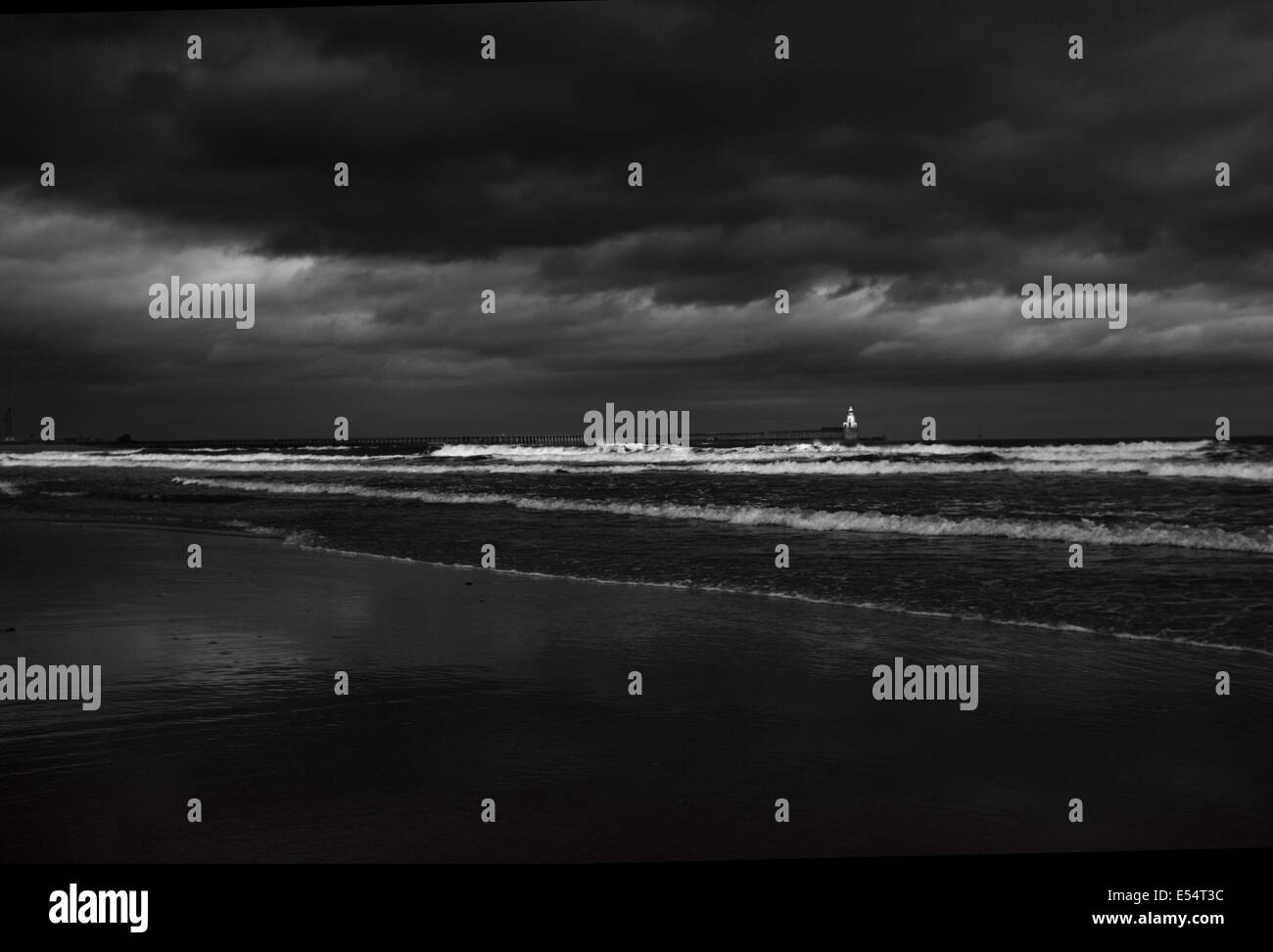 Schwarz / weiß Foto von Str. Marys Leuchtturm durch einen Blick auf die Sonne in einem Sturm gefangen Stockfoto