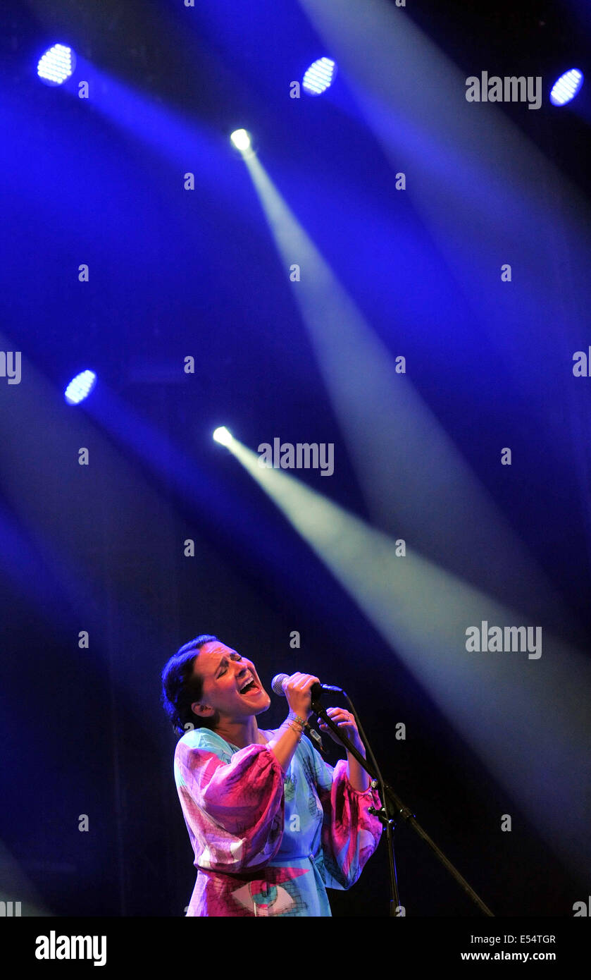 Ostrava, Tschechische Republik. 18. Juli 2014. Isländische Sängerin Emiliana Torrini führt beim Musikfestival Colours of Ostrava in Ostrava, Tschechien, 18. Juli 2014. © Jaroslav Ozana/CTK Foto/Alamy Live-Nachrichten Stockfoto
