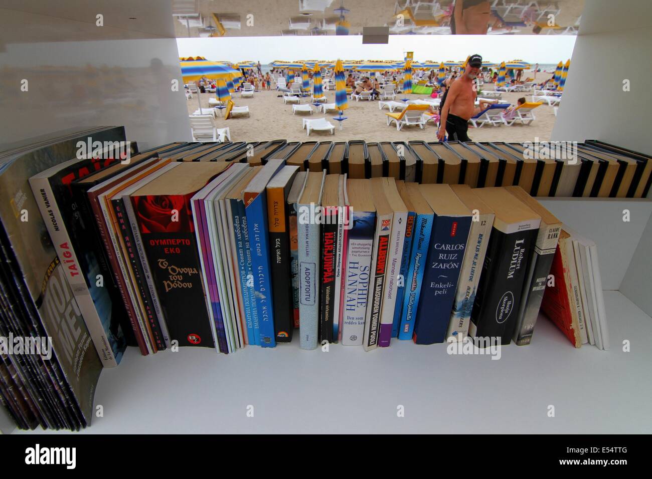 Varna, BGR. 20. Juli 2014. Menschen suchen und lesen Sie Bücher in den ersten jemals frei Strandbibliothek in Bulgarien am Schwarzen Meer Resort von Albena, Sonntag, 20. Juli 2014 eröffnet. In Albena eröffnet die erste Beach-Bibliothek in der Europäischen Union und der dritte weltweit und in den Regalen sind angeordnet über 2500 Bände in mehr als 10 Sprachen. Die Bibliothek ist völlig kostenlos. Die Titel sind sorgfältig ausgewählt, für jeden Geschmack - Weltklassiker, Krimis, Mysterien, romantische Lesungen, Memoiren. Die Touristen nehmen ein Buch kostenlos ohne einen Bibliotheksausweis. Wenn sie das Buch nicht gelesen haben, die sie getroffen haben, Stockfoto