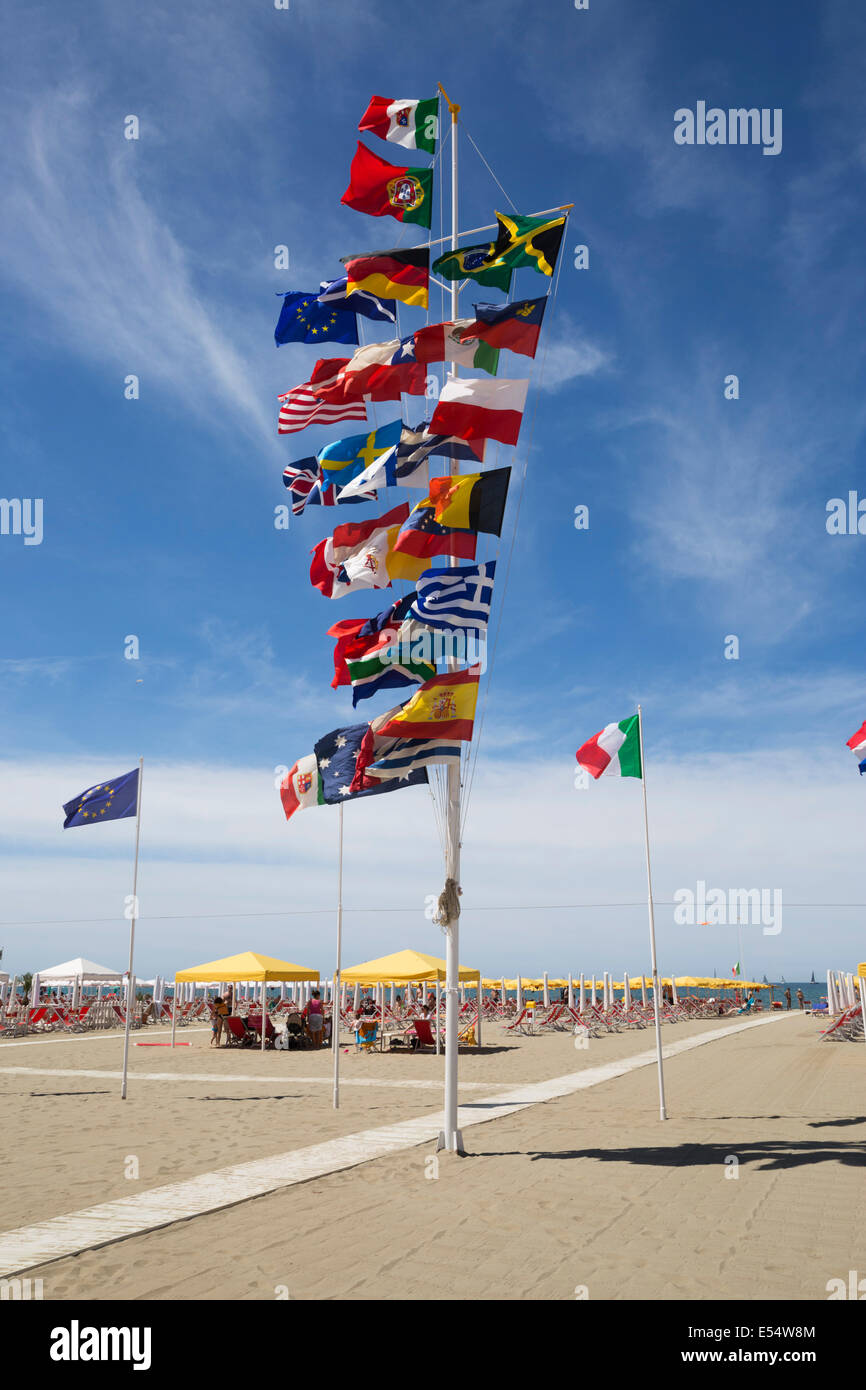Sortiment der nationalen Flaggen am Strand Fahnenmast, Viareggio, Toskana, Italien, Europa Stockfoto