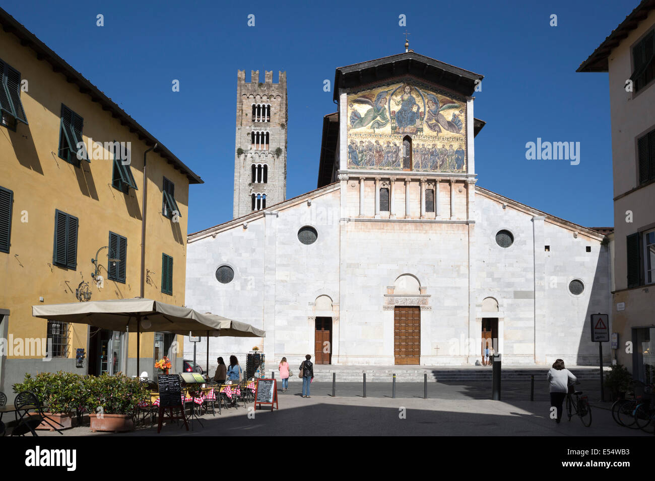 Dreizehntjahrhundert Mosaik von The Ascension auf Fassade von San Frediano in Piazza San Frediano in Lucca, Toskana, Italien, Europa Stockfoto