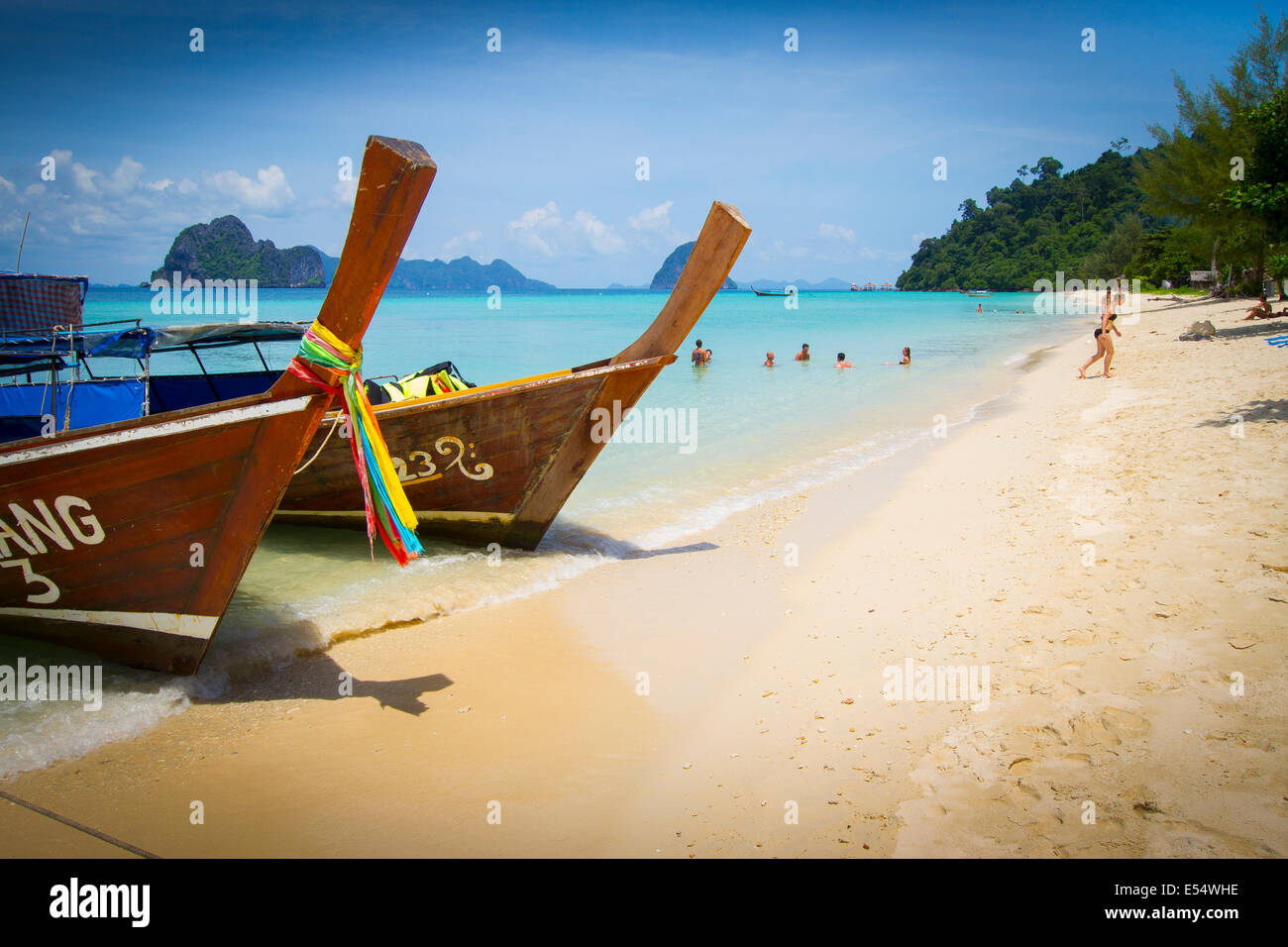 Boote am Strand. Insel Koh Ngai. Trang Inseln. Krabi Provinz, Thailand, Asien. Stockfoto