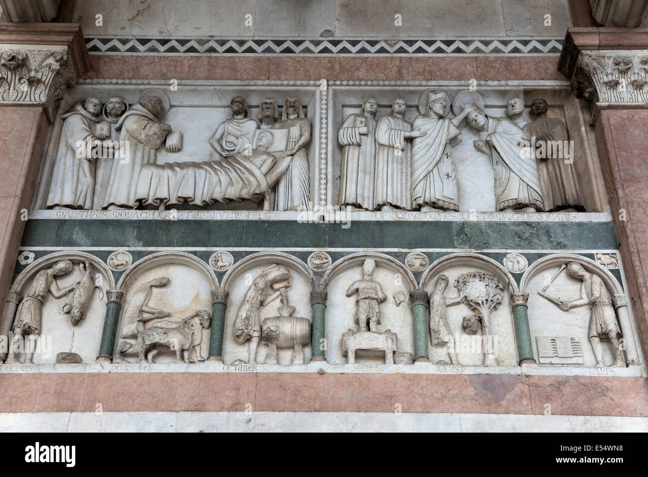 Reliefs zeigen Monate des Jahres und ihre damit verbundenen Tätigkeiten, Duomo di San Martino, Lucca, Toskana, Italien, Europa Stockfoto