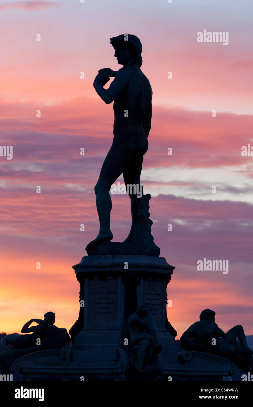 Kopie von Michelangelos David in Piazza Michelangelo im Morgengrauen, Florenz, Toskana, Italien, Europa Stockfoto