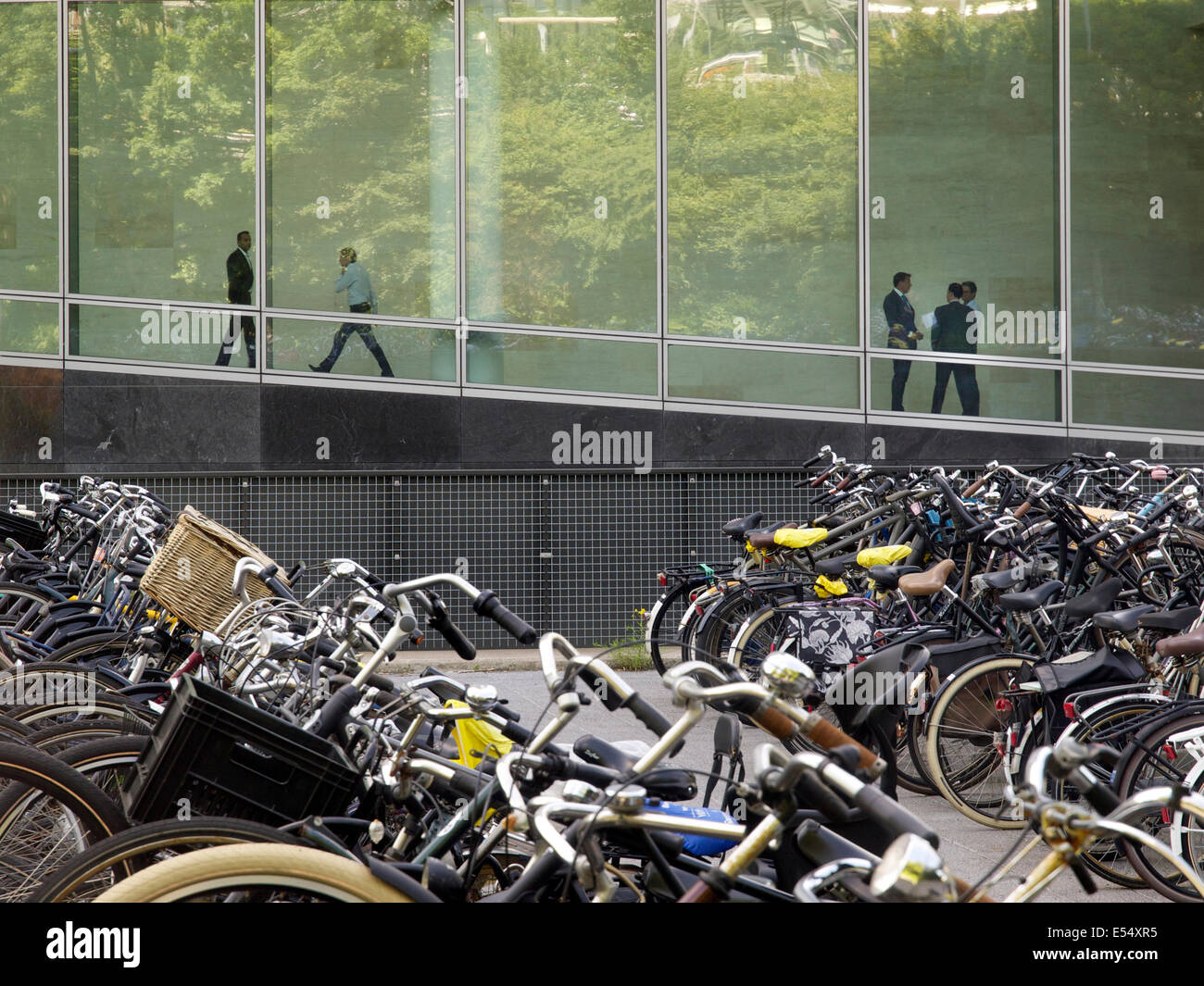 Das Fahrrad ist eine beliebte pendeln Option für Büroangestellte in Amsterdam, Niederlande Stockfoto