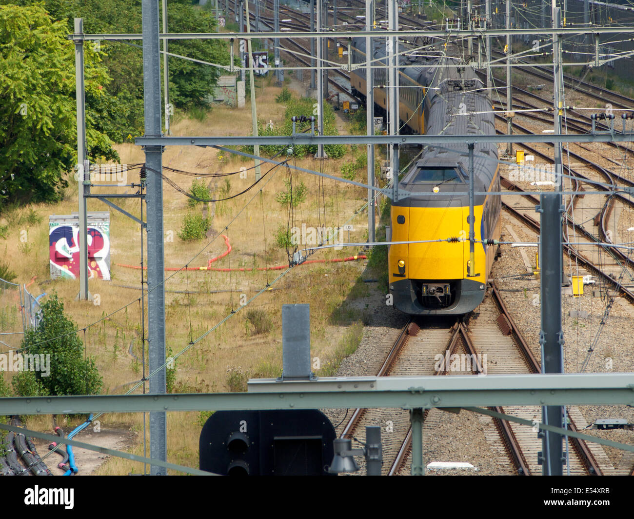 Holländischen Koploper-Typs intercity Zug in der Nähe von Bahnhof Breda, Niederlande Stockfoto