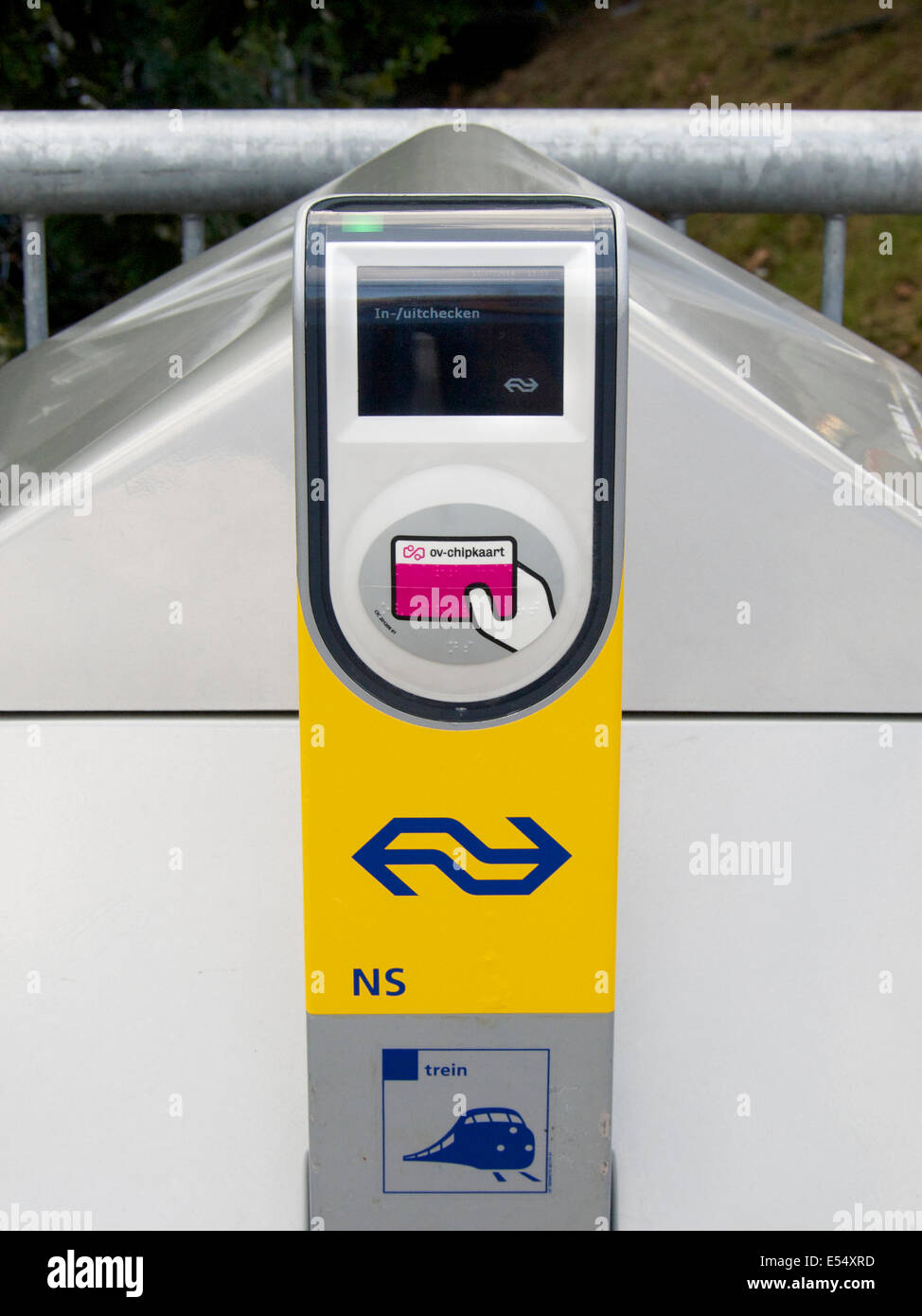 Pole für ein-und Auschecken auf der Plattform von Breda Hauptbahnhof in Breda, Niederlande. Der teure neue Ov-chip Stockfoto