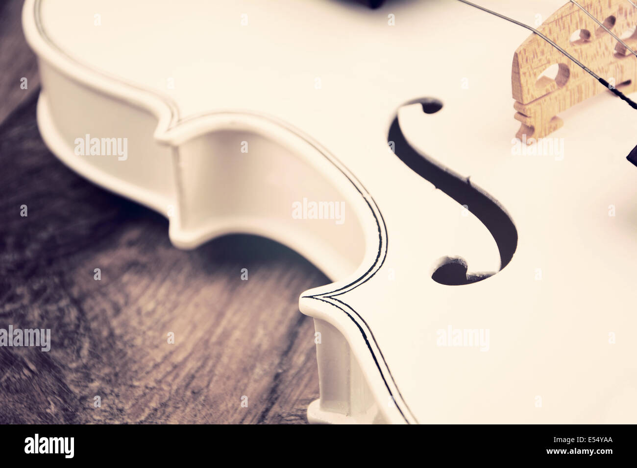 Schöne weiße Violine auf dem Holztisch Stockfoto