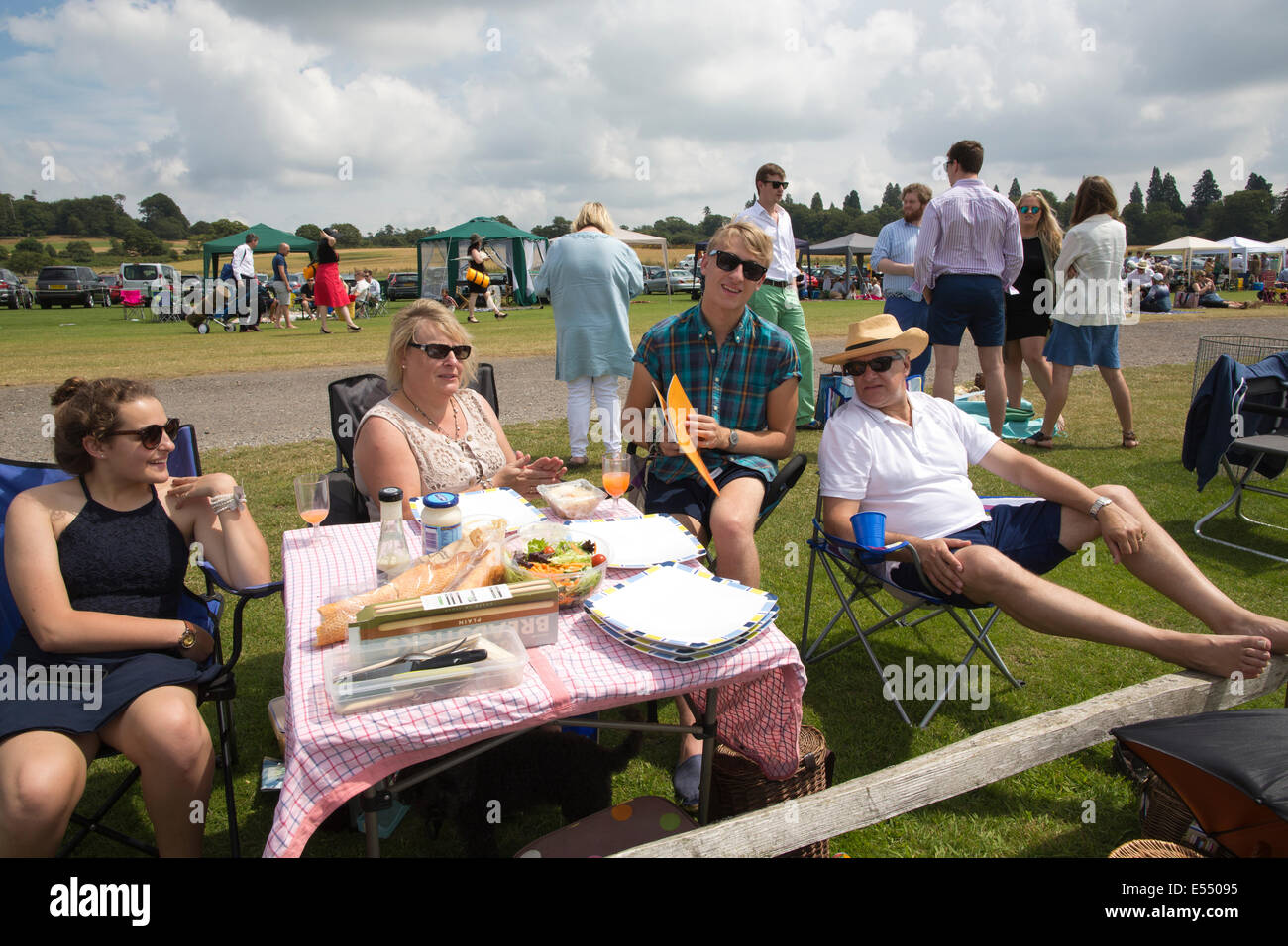 Zuschauer genießen Picknicks bei Veuve Clicquot Gold Cup, British Open Polo Championship, Cowdray Park Polo Club Midhurst England UK Stockfoto