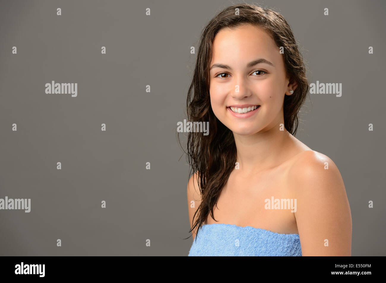 Teenager-Mädchen nasse Haar nach Dusche Porträt auf grauem Hintergrund Stockfoto