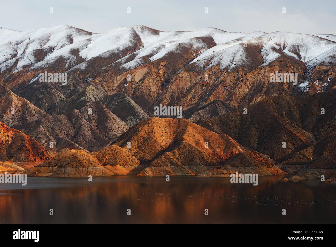 Zovashen Wasser-Reservoir in Armenien, Early Spring, Badlands Stockfoto