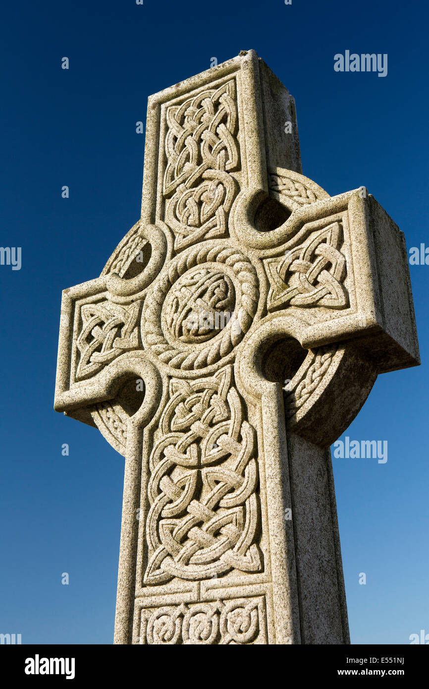 England, Wales, Gwynedd, Lleyn Halbinsel, Aberdaron, St Hywyn Kirchhof, dekorativ geschnitzten Celtic Cross Stockfoto