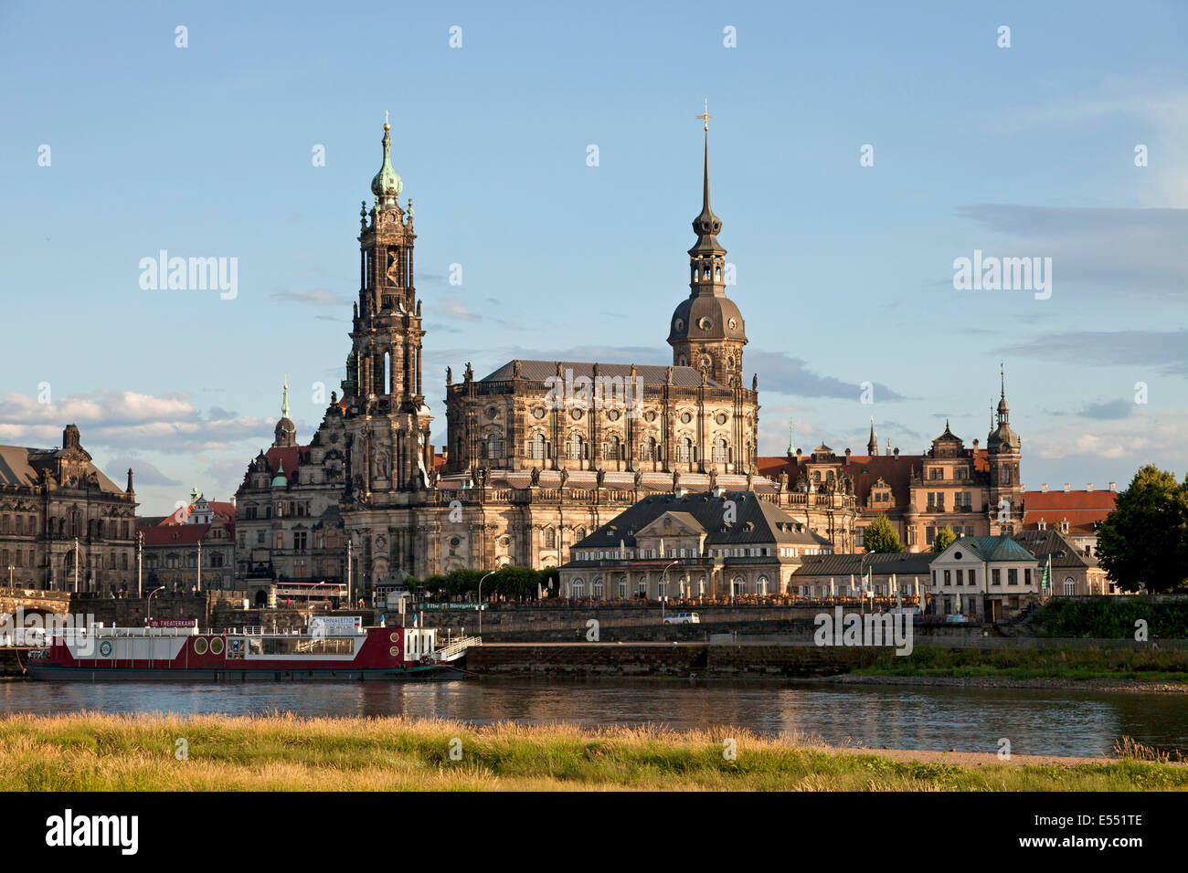 Fluss Elbe mit Kathedrale und das Schloss in Dresden, Sachsen, Deutschland, Europa Stockfoto