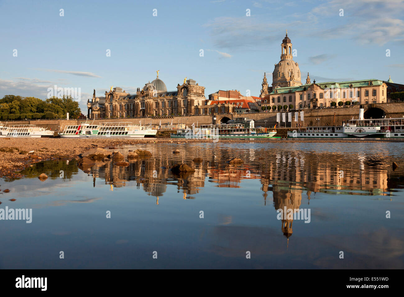 Fluss Elbe mit Brühl Terrasse, Akademie der bildenden Künste, Frauenkirche und Ausflug Schiffe in Dresden, Sachsen, Deutschland, Europa Stockfoto