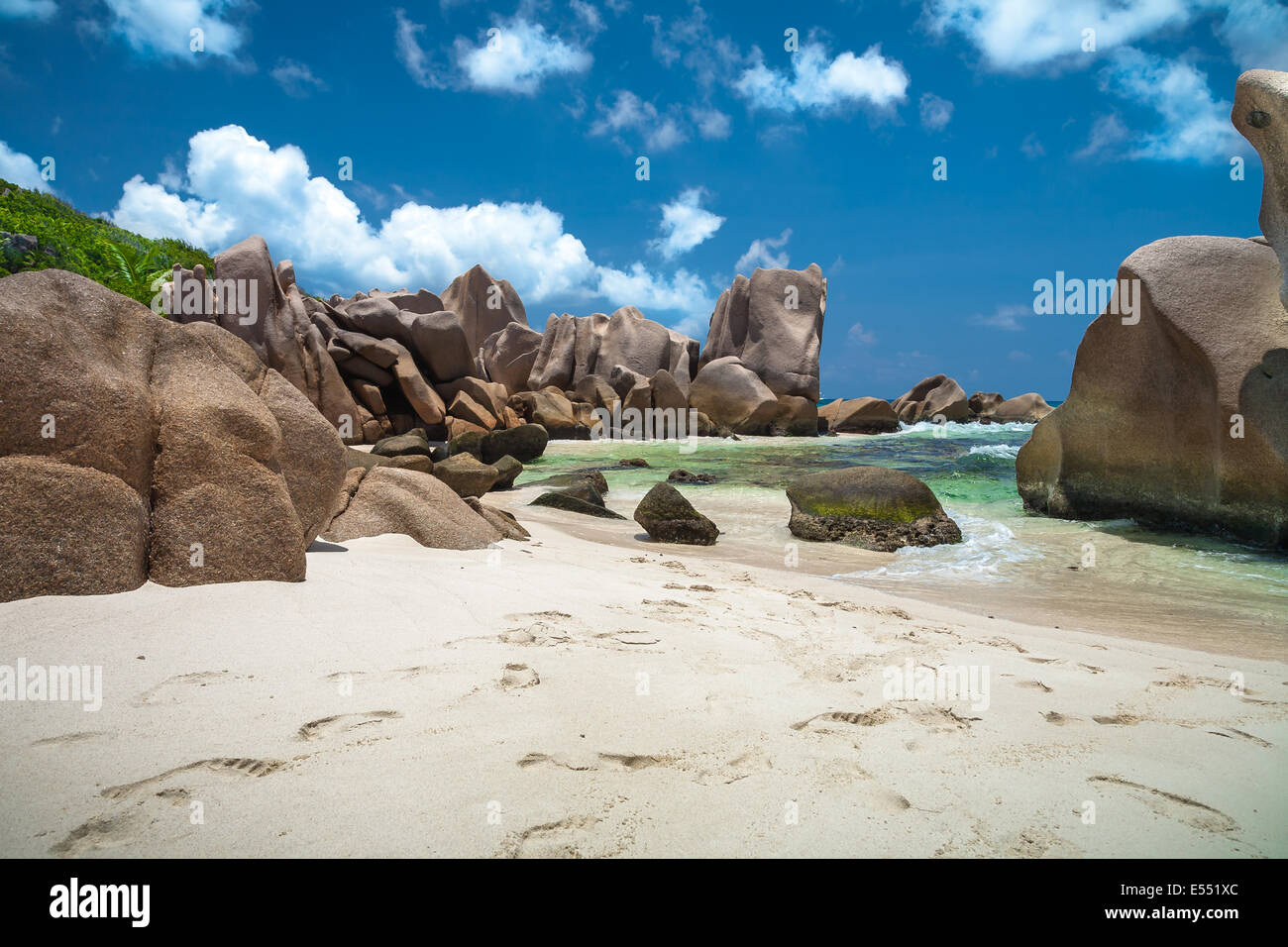 Einzigartigen Felsformationen am tropischen Strand Stockfoto