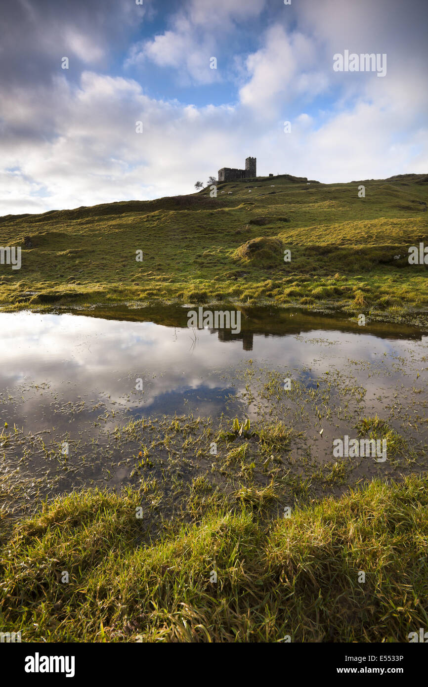 Ansicht der Kirche aus dem 13. Jahrhundert spiegelt sich im großen Pool erstellt von außergewöhnlichen Winterregen auf Moorland, St.-Michael-Kirche, Brent Tor, Dartmoor Nationalpark, Devon, England, Dezember Stockfoto