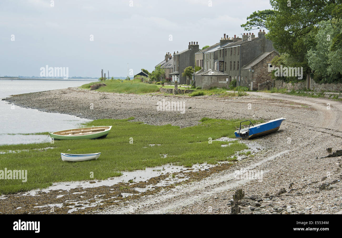 Blick auf Boote am Ufer und Häuser von Dorf an der Küste, nur Gemeinschaft auf U.K Festland abhängig von Gezeiten Zugang mit Fahrzeugverkehr Zugang zum Dorf über einspurige Straße überqueren Gezeiten Sumpf von fallenden Wasser jeder Flut, Sunderland, Fluss Stockfoto