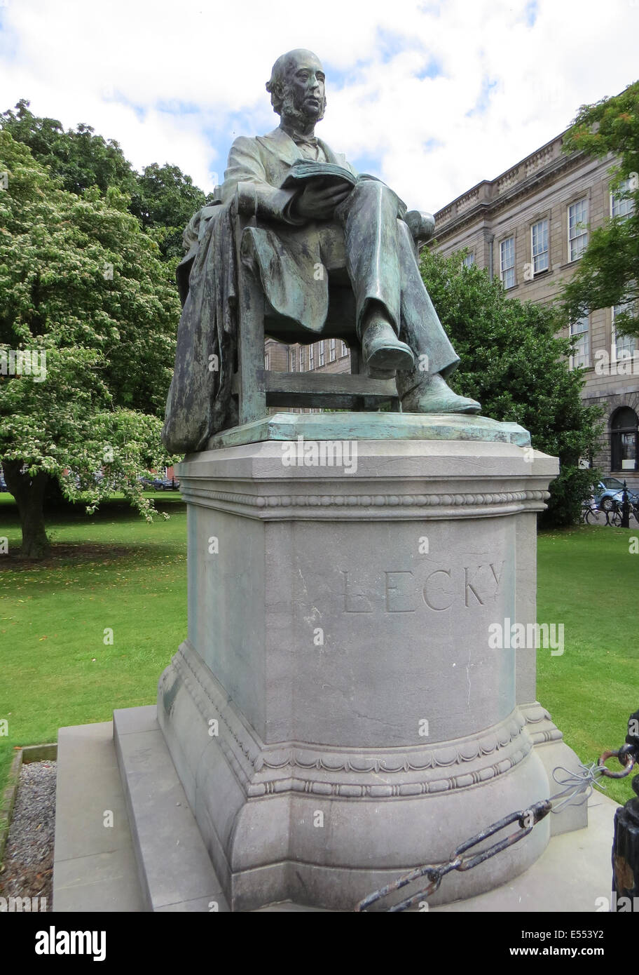 WILLIAM LECKY (1838-1903) die Statue des irischen Historikers auf Gelände des Trinity College in Dublin. Foto Tony Gale Stockfoto