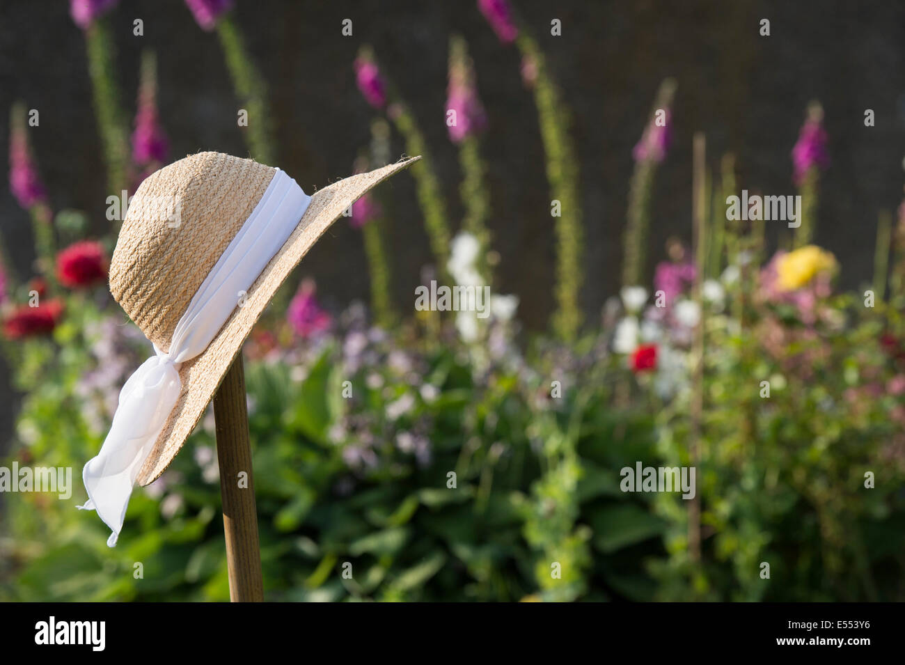 Strohhut auf einem Garten Gabel Griff Stockfoto