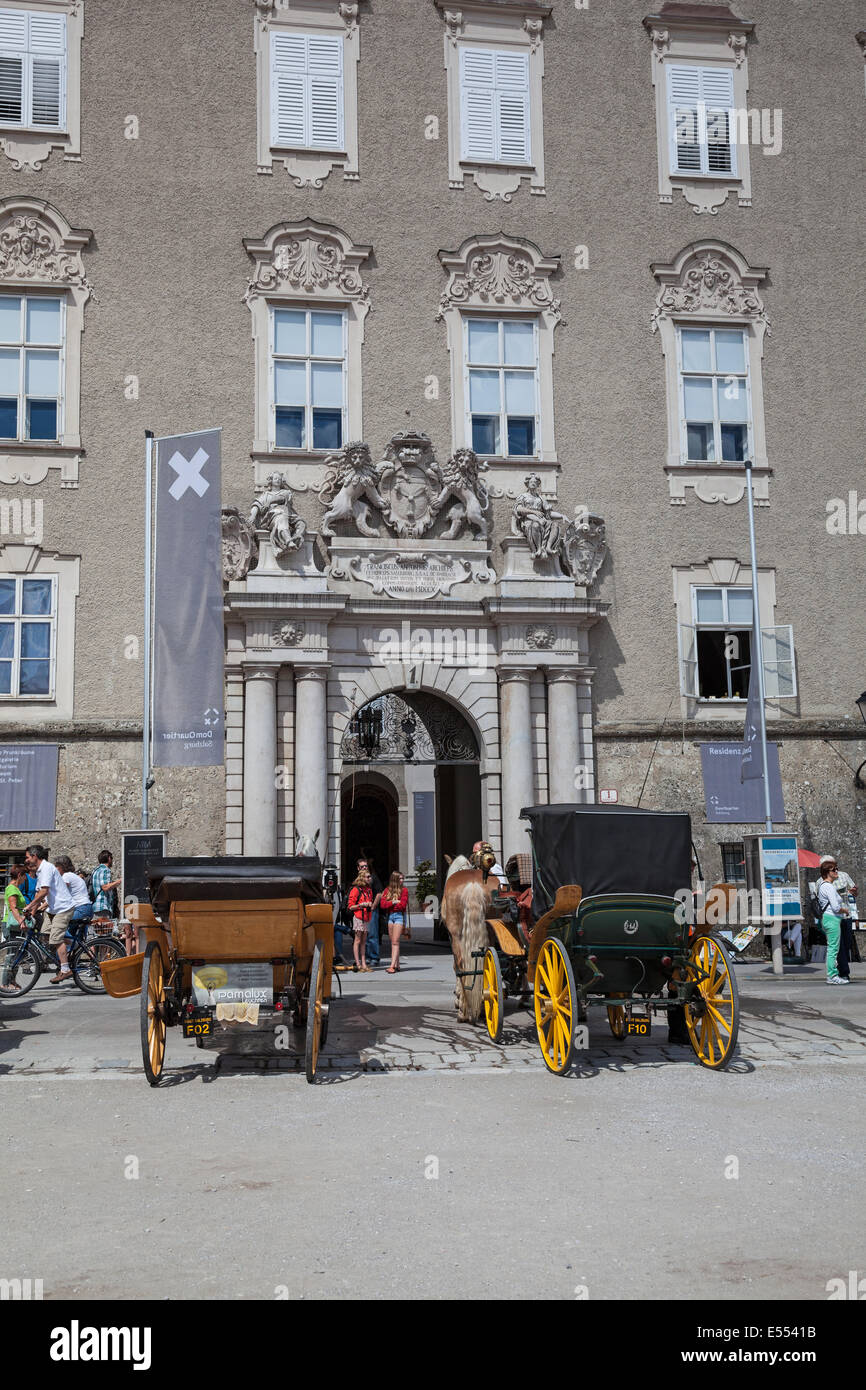 Fiaker, eine vierrädrige Kutsche und ihre Fahrer wartet sein gemietet Residenzplatz Salzburg Österreich Europa Stockfoto