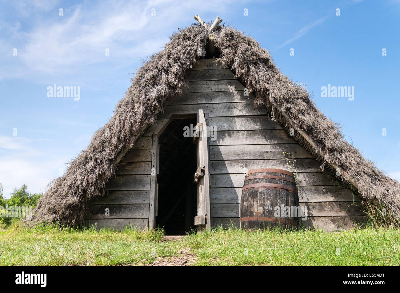Reproduktion mittelalterlichen Grubenhaus, Grubenhaus oder Grub Hütte am Bedas Welt, Jarrow, North East England, UK Stockfoto
