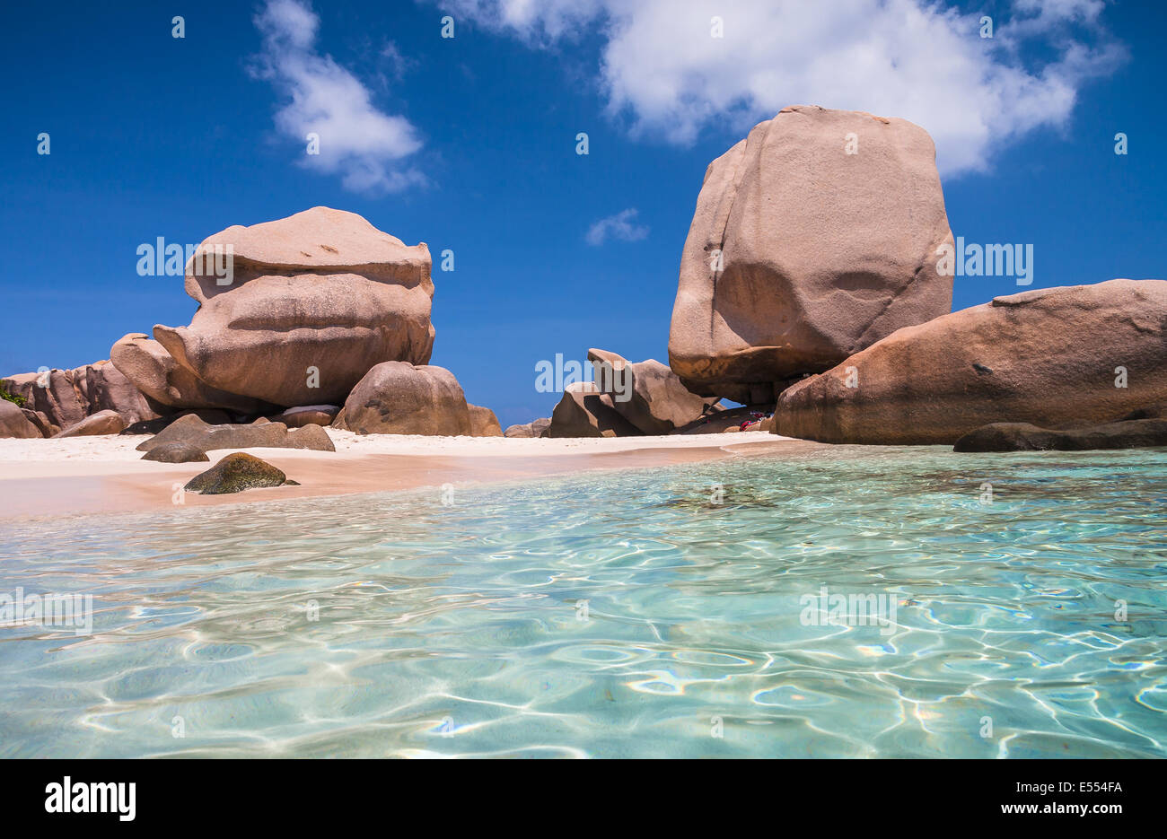 Ungewöhnlichen Felsformationen auf einen herrlichen Strand mit kristallklarem Wasser Stockfoto