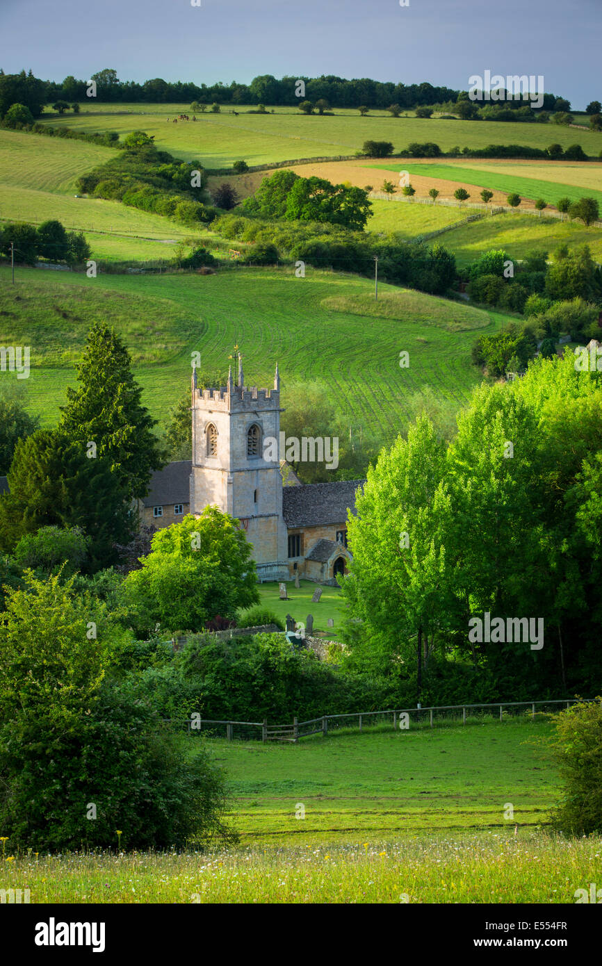 Blick über 15. Jahrhundert St. Andreas Kirche, Naunton, Gloucestershire, England Stockfoto