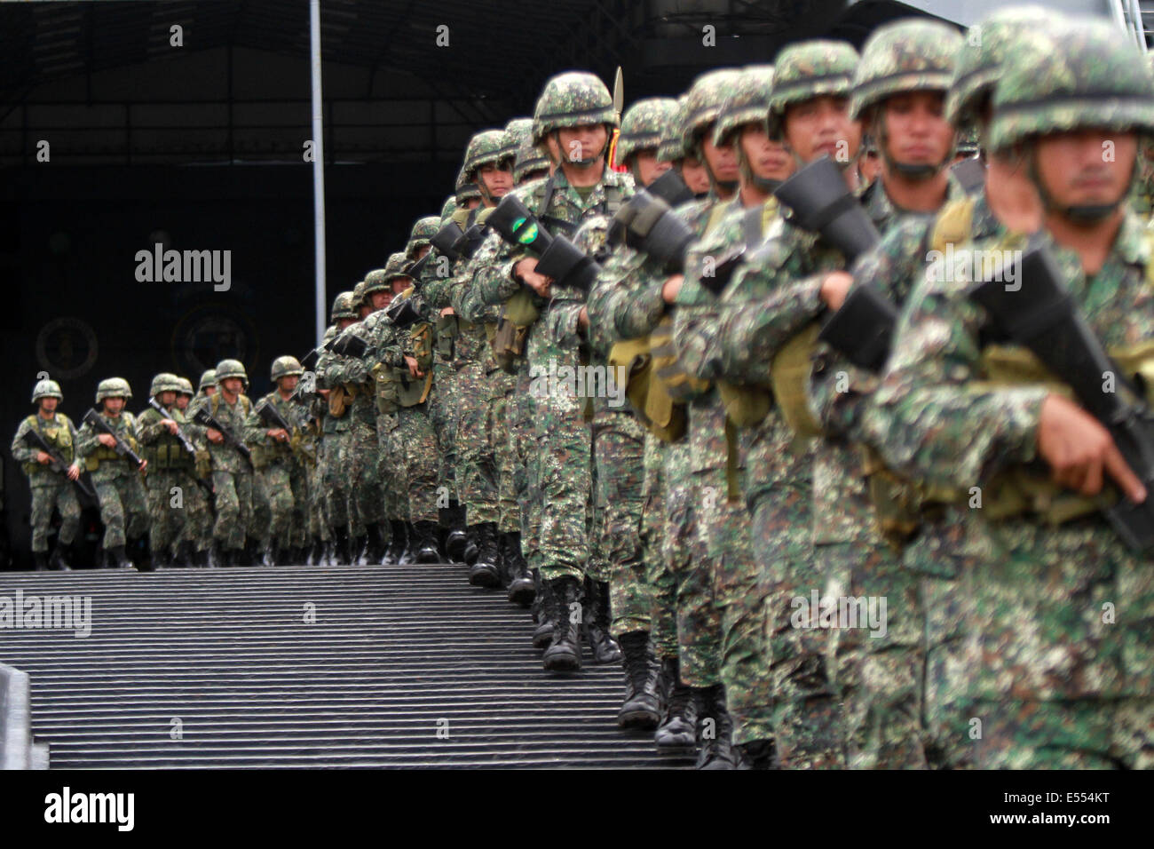 Manila, Philippinen. 21. Juli 2014. Mitglieder des Marsches aus ihrer Marineschiff während Ankunft Zeremonie in der philippinischen Marine-Hauptquartier in Manila, Philippinen, 21. Juli 2014 Marine Battalion Landing Team 5 (MBLT5). Mehr als 200 Mitglieder der MBLT5 kam nach er fast 10 Jahre im nördlichen Philippinen in Manila. Bildnachweis: Rouelle Umali/Xinhua/Alamy Live-Nachrichten Stockfoto