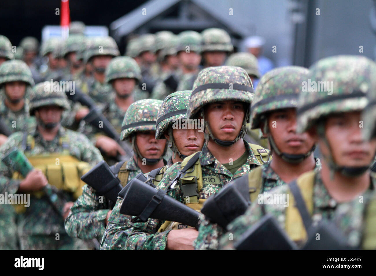 Manila, Philippinen. 21. Juli 2014. Mitglieder des Marsches aus ihrer Marineschiff während Ankunft Zeremonie in der philippinischen Marine-Hauptquartier in Manila, Philippinen, 21. Juli 2014 Marine Battalion Landing Team 5 (MBLT5). Mehr als 200 Mitglieder der MBLT5 kam nach er fast 10 Jahre im nördlichen Philippinen in Manila. Bildnachweis: Rouelle Umali/Xinhua/Alamy Live-Nachrichten Stockfoto
