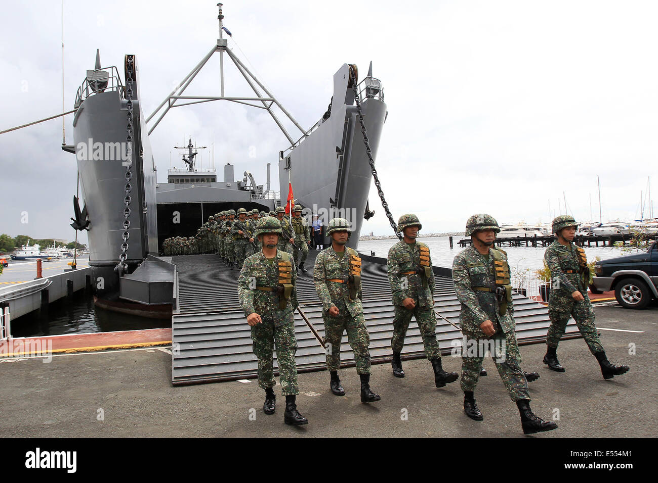 Manila, Philippinen. 21. Juli 2014. Mitglieder des Marsches aus ihrer Marineschiff während Ankunft Zeremonie in der philippinischen Marine-Hauptquartier in Manila, Philippinen, 21. Juli 2014 Marine Battalion Landing Team 5 (MBLT5). Mehr als 200 Mitglieder der MBLT5 kam nach er fast 10 Jahre im nördlichen Philippinen in Manila. Bildnachweis: Rouelle Umali/Xinhua/Alamy Live-Nachrichten Stockfoto