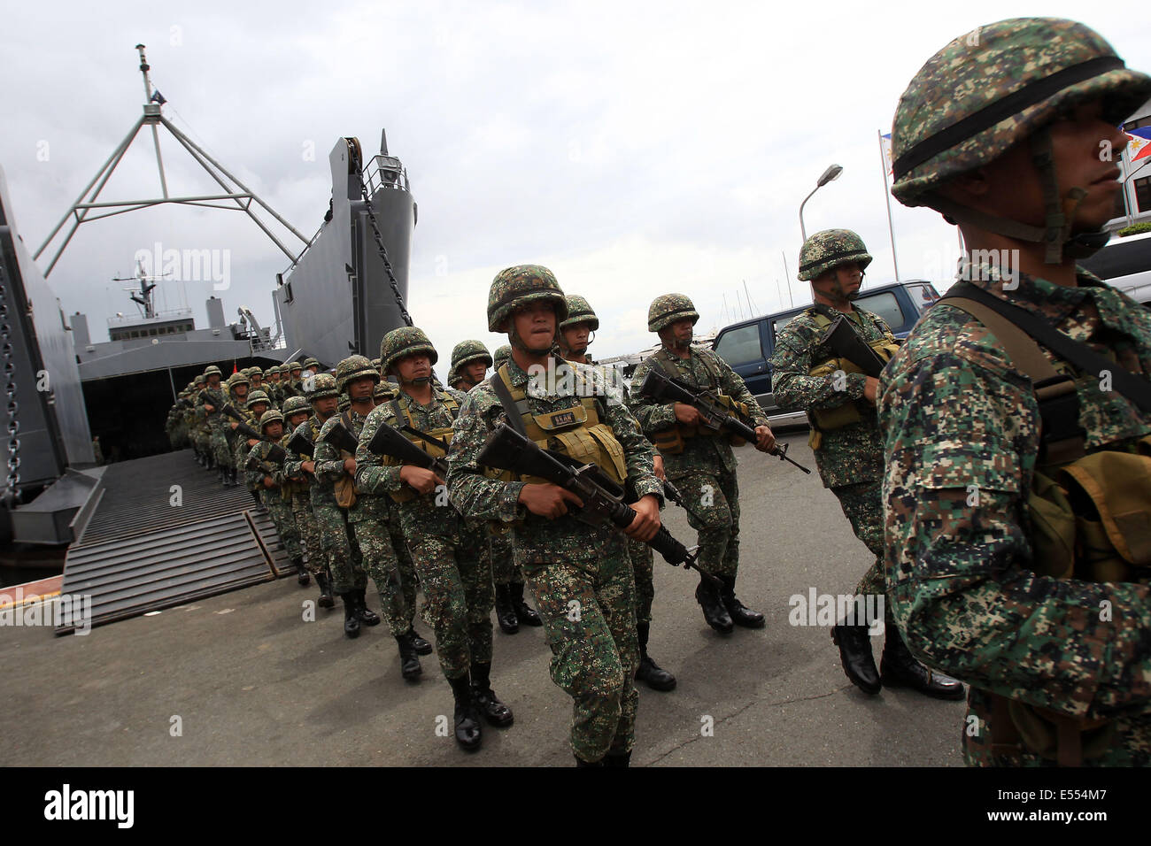 Manila, Philippinen. 21. Juli 2014. Mitglieder des Marsches aus ihrer Marineschiff während Ankunft Zeremonie in der philippinischen Marine-Hauptquartier in Manila, Philippinen, 21. Juli 2014 Marine Battalion Landing Team 5 (MBLT5). Mehr als 200 Mitglieder der MBLT5 kam nach er fast 10 Jahre im nördlichen Philippinen in Manila. Bildnachweis: Rouelle Umali/Xinhua/Alamy Live-Nachrichten Stockfoto