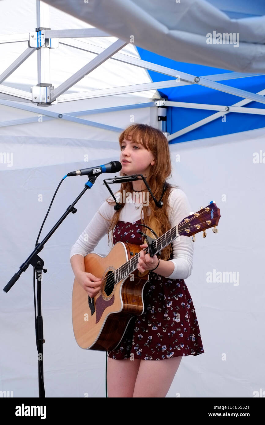 junge Sängerin Megan Linford unterhält die Massen bei Southsea Food fair Festival 2014 England uk Stockfoto