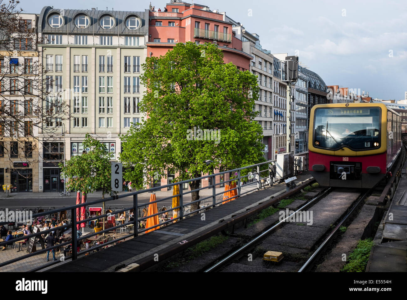 S-Bahn am Hackeschen Markt, Berlin, Deutschland Stockfoto