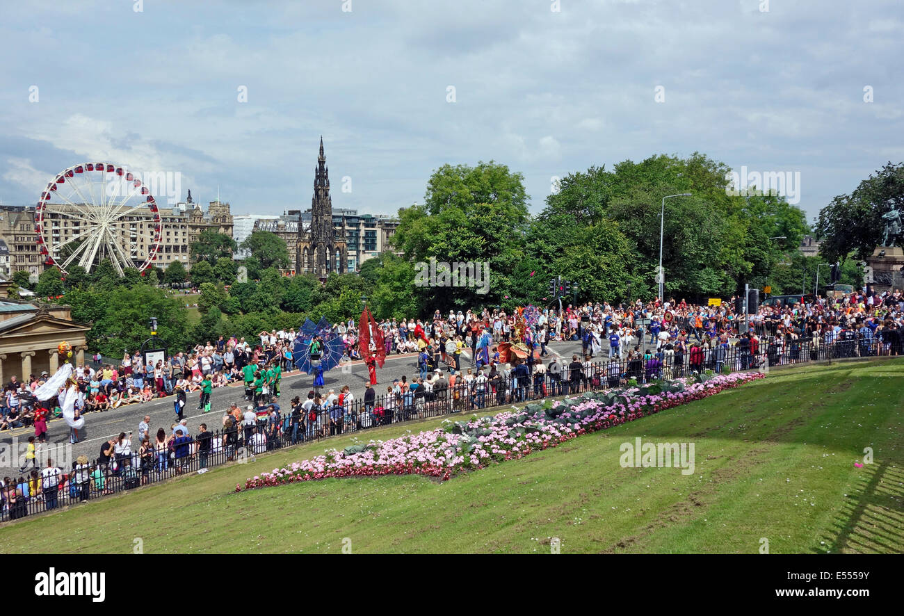 Teilnehmer und erwartungsvollen Zuschauer Line-up auf dem Hügel in Edinburgh, Edinburgh Karneval am 20. Juli 2014 zu genießen Stockfoto