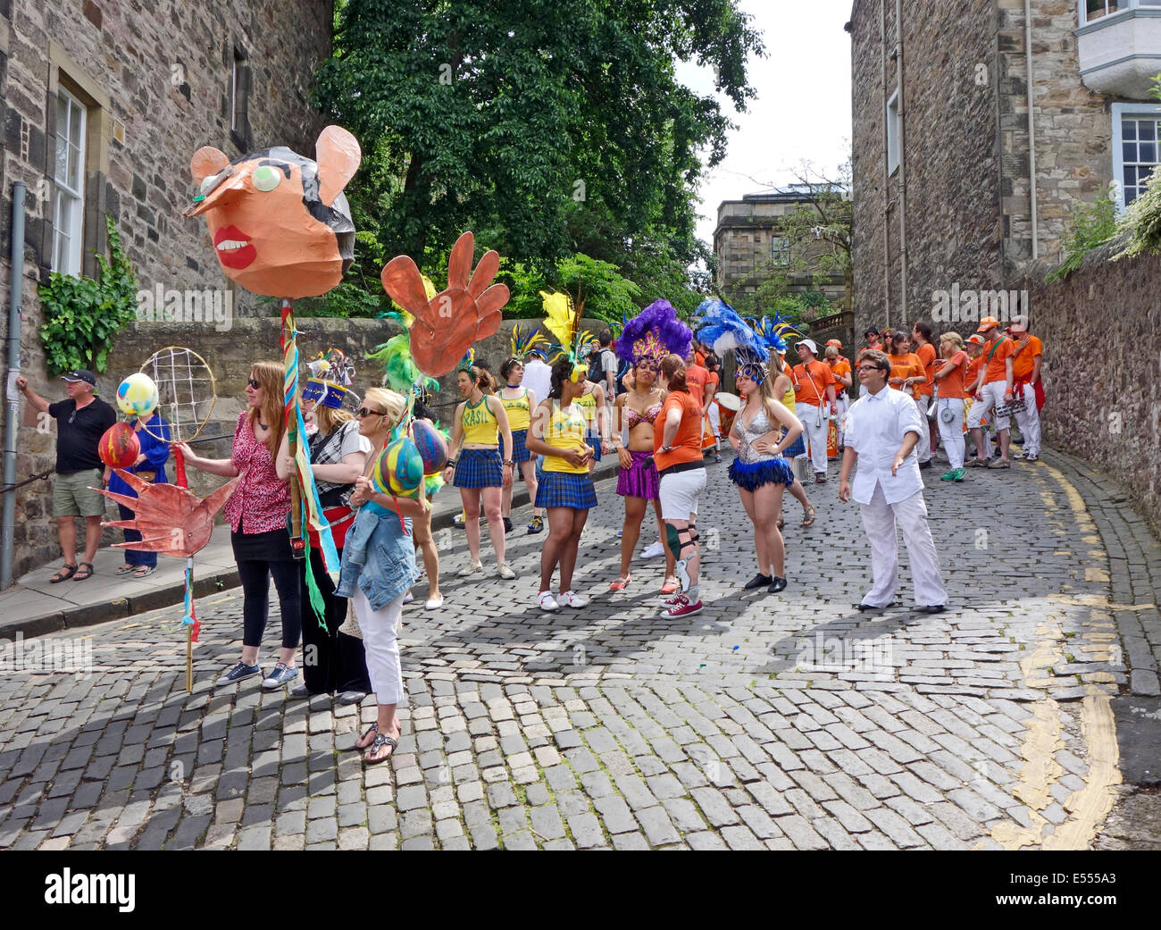 Teilnehmer an der Edinburgh Karneval am 20. Juli 2014 Line-up auf dem Hügel in Edinburgh, Schottland Stockfoto