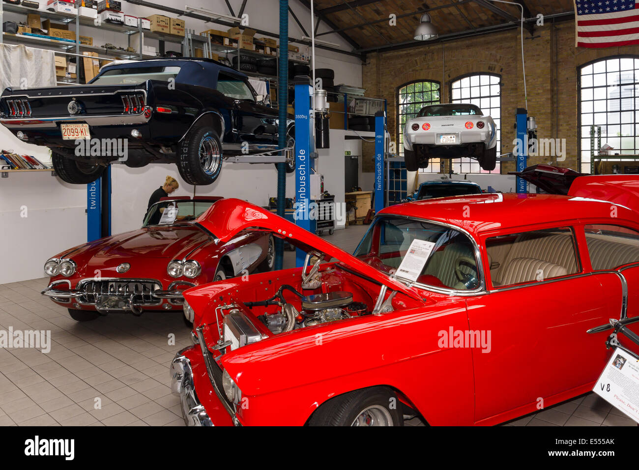 BERLIN, Deutschland - 17. Mai 2014: Chevrolet Bel Air Pro Street (1955), Ford Mustang und Chevrolet Corvette in der Tankstelle. Stockfoto