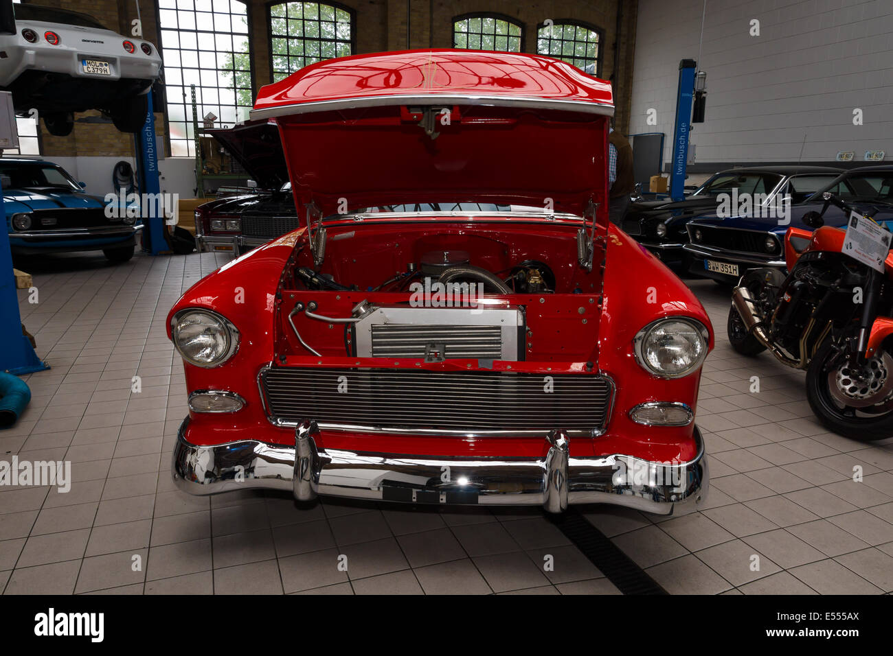 Chevrolet Bel Air Pro Street (1955) an der Tankstelle. 27. Oldtimer-Tage Berlin - Brandenburg Stockfoto
