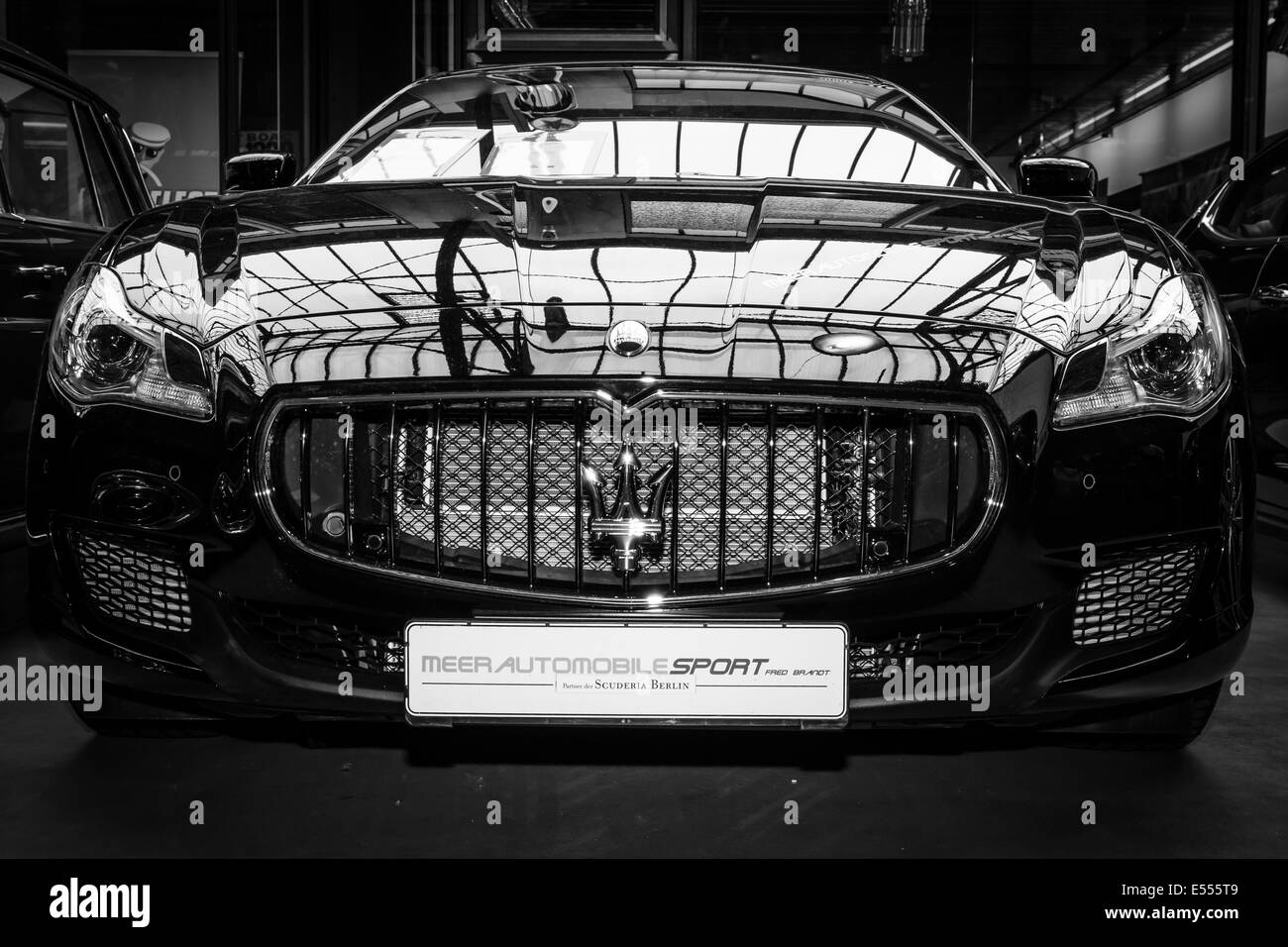 BERLIN, Deutschland - 17. Mai 2014: Executive Auto Maserati Ghibli (M157). Schwarz und weiß. 27. Oldtimer-Tage Berlin - Brandenburg Stockfoto