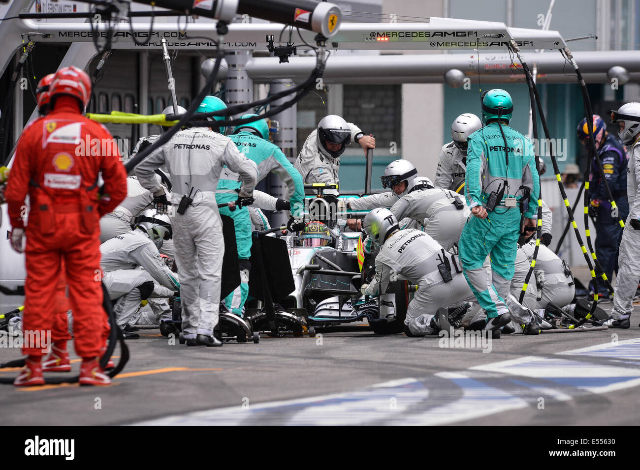 Hockenheim, Deutschland. 20. Juli 2014. Deutsche Formel1-Fahrer Nico Rosberg von Mercedes AMG-Team hat einen Boxenstopp in der deutschen Formel 1 Grand Prix auf der Rennstrecke Hockenheimring in Hockenheim, Deutschland, 20. Juli 2014. Foto: DAVID EBENER/DPA/Alamy Live-Nachrichten Stockfoto