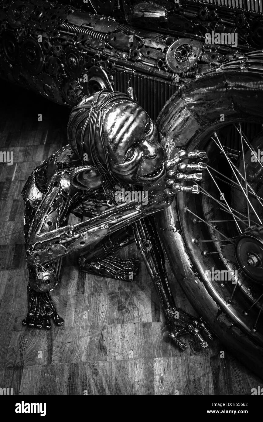 Der mythische Charakter Gollum, handgefertigt aus Metall, die Firma Giganten aus Stahl (schwarz und weiß) Stockfoto