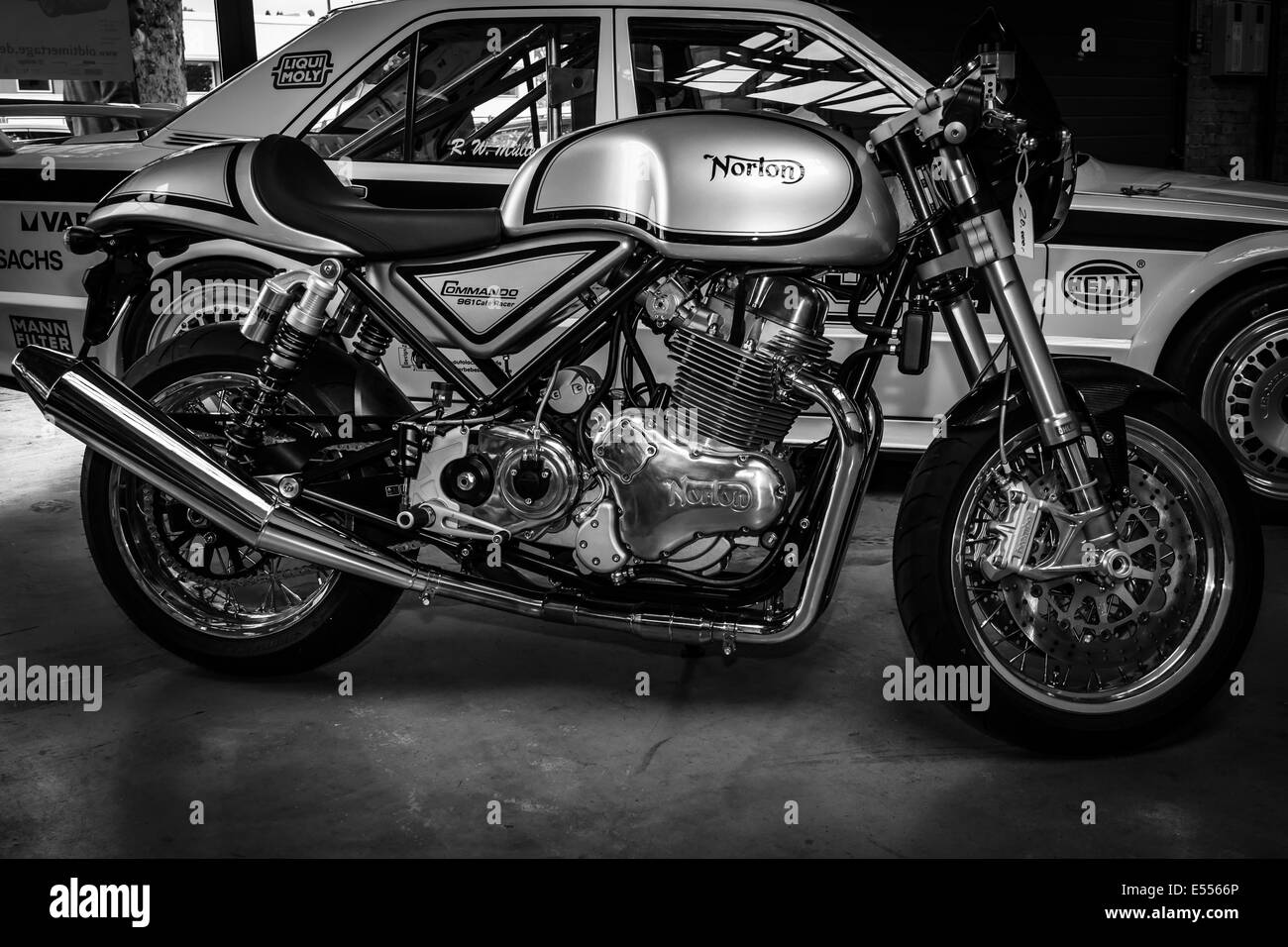 Sport Motorrad Norton Commando 961 Café Racer. Schwarz und weiß. 27. Oldtimer-Tage Berlin - Brandenburg Stockfoto