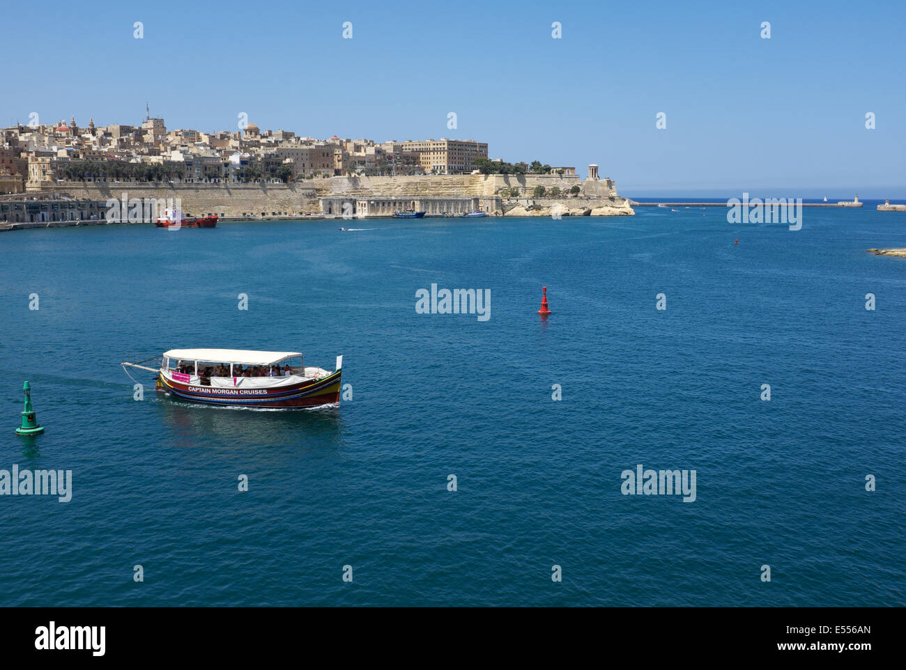 Traditionellen maltesischen Stil Schiff MaryAnne Vergnügensboot mit Touristen voll Kreuzfahrten Valletta Hafen Stockfoto