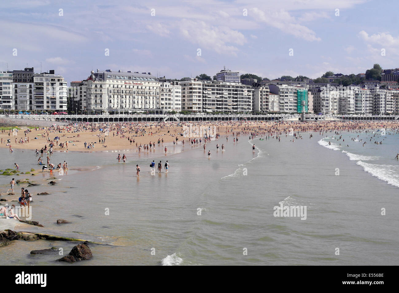 SAN SEBASTIAN, Spanien - Juli 05: Strand von La Concha auf 5. Juli 2014 in San Sebastian, Spanien. Mit Länge von 1350 m und 40 m Stockfoto