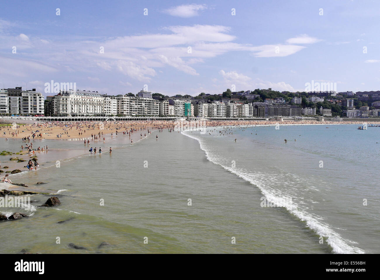 SAN SEBASTIAN, Spanien - Juli 05: Strand von La Concha auf 5. Juli 2014 in San Sebastian, Spanien. Mit Länge von 1350 m und 40 m Stockfoto