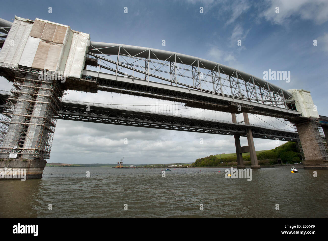 Gerüstbau deckt die Tragsäulen des The Royal Albert-Eisenbahnbrücke von Isambard Kingdom Brunel entworfenen. Stockfoto
