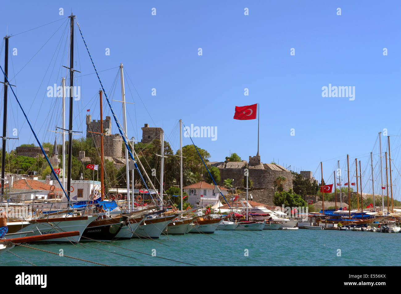 Hafen von Bodrum und Schloss von St. Peter in Bodrum Stadt, Provinz Mugla, Türkei Stockfoto