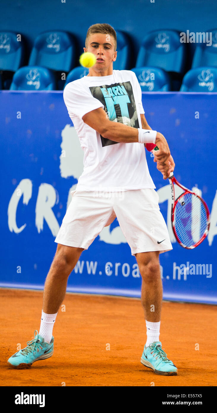 Kroatischer Tennisspieler Borna Coric wird aufgewärmt, bevor seine erste Runde entsprechen. Hes schlagen eine Rückhand beim Aufwärmen am 21. Juli 2014 bei Vegeta Croatia Open Umag (Umag, Kroatien) Credit: Janine Lang/Alamy Live News Stockfoto